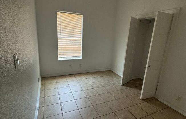 2 beds, 1 bath, 700 sqft, $1,195