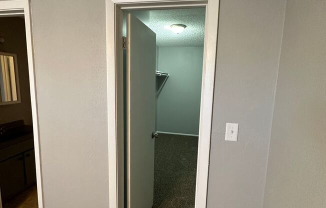 2 beds, 1.5 baths, 900 sqft, $920, Unit 605-202