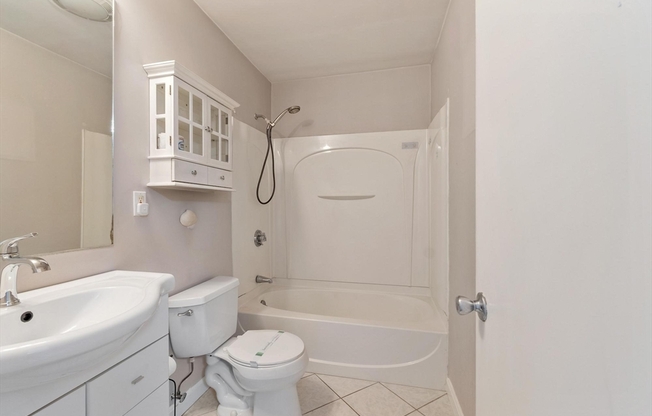 2 beds, 2 baths, 978 sqft, $2,900, Unit 5