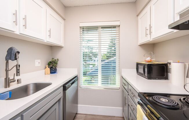 1 bed, 1 bath, 592 sqft, $1,570