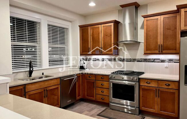 Spacious 3-story townhome in Issaquah Highlands – Top schools, minutes from Lake Sammamish, walking distance to Grand Ridge Plaza!