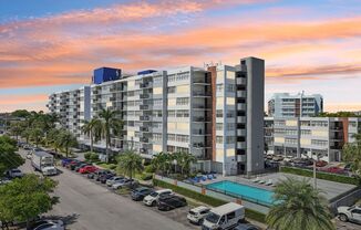 Grand Island Square - 3 Miles to Aventura Mall