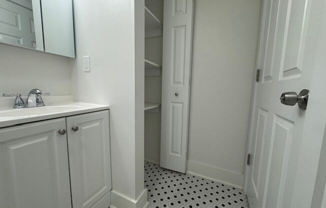 2 beds, 1 bath, 750 sqft, $2,090, Unit 5645 Hobart Street #2