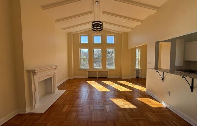 1 bed, 1 bath, 803 sqft, $2,450, Unit Royal York 1106