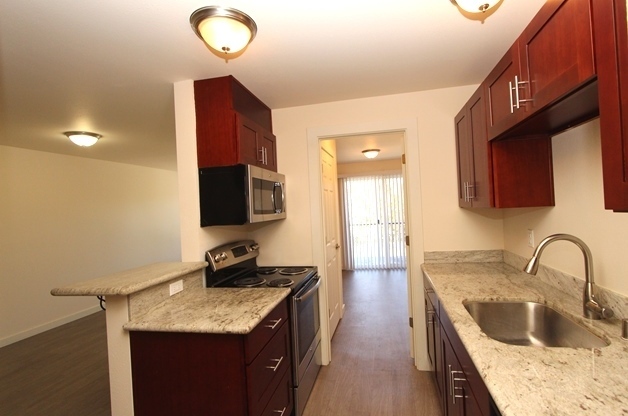Top-Floor 2-Bed, 1-Bath Luxury Apartment in Magnolia/Interbay | Private Balcony, In-Unit W/D, Modern Finishes & Scenic Views