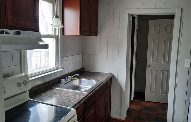 2 beds, 1 bath, $1,100