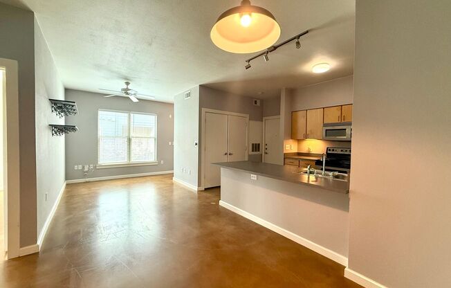 1/1 with a garage!  Available for immediate move in!