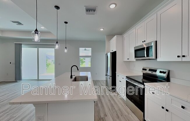 1422 NE 33 LN
