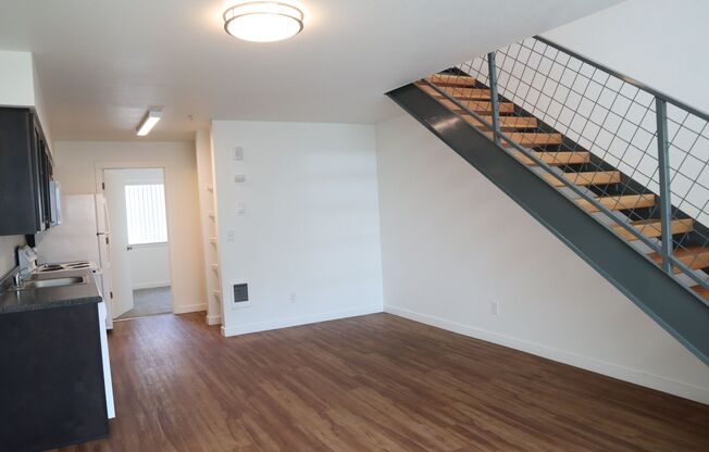 3 beds, 1.5 baths, 1,500 sqft, $1,595, Unit Apt 19