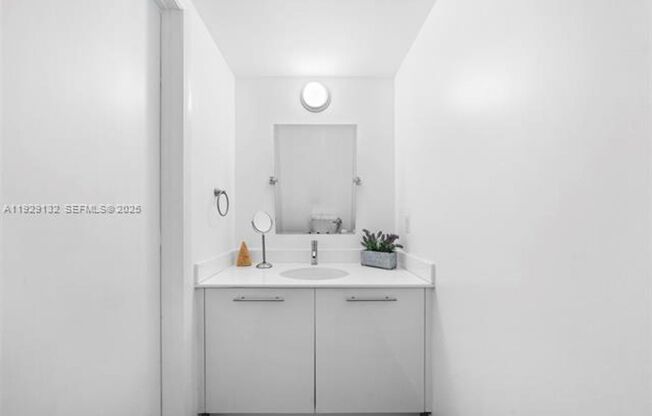 2 beds, 2 baths, 1,389 sqft, $4,400, Unit 92 SW 3rd St # 4610