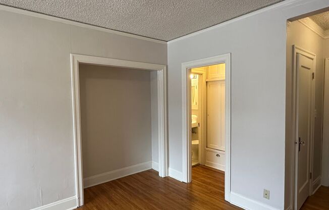 Studio, 1 bath, 330 sqft, $950, Unit 205