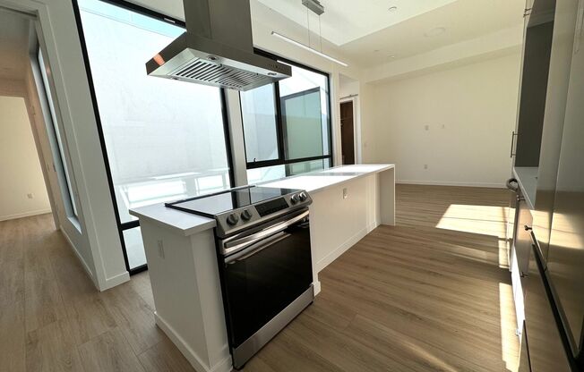 4575 SANTA MONICA