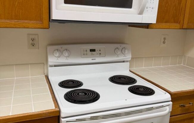 Charming 1 Bed 1 Bath Condo In Convenient Heatherlea