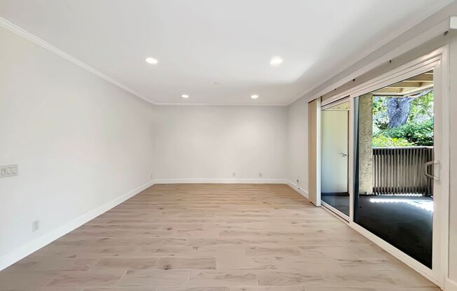 Upgraded & Spacious 2BD/2BA Condo in La Jolla Colony W/ Community Pool/Spa & Laundry!