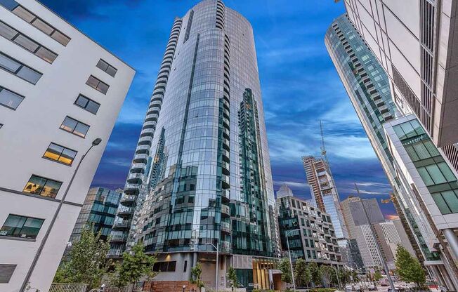Rincon Hill: Bright & Spacious Condo w/ A/C, Valet Parking & Amenities Galore @ LUMINA