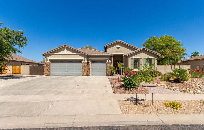 Beautiful 4 bedroom home in Glendale!! 3 car garage and RV Gate!