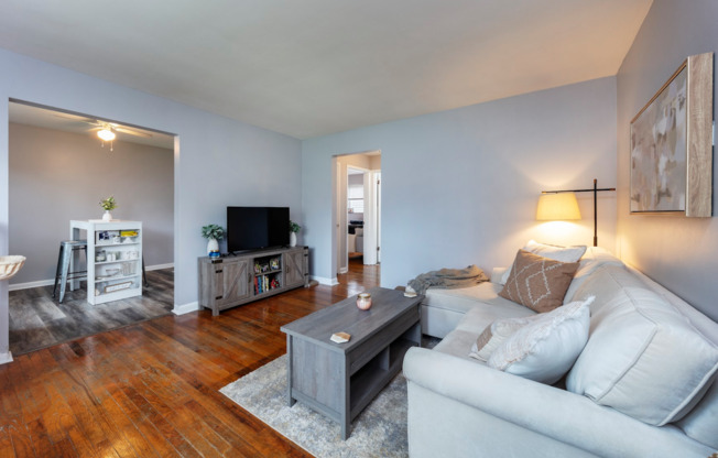 Beautifully Renovated 2 bedroom Apartment in the heart of Oakley Square