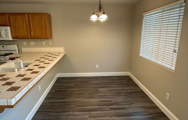 2216 E ARLEN AVE - 3 BEDROOM 2 BATH - OFFICE NOOK - VISALIA