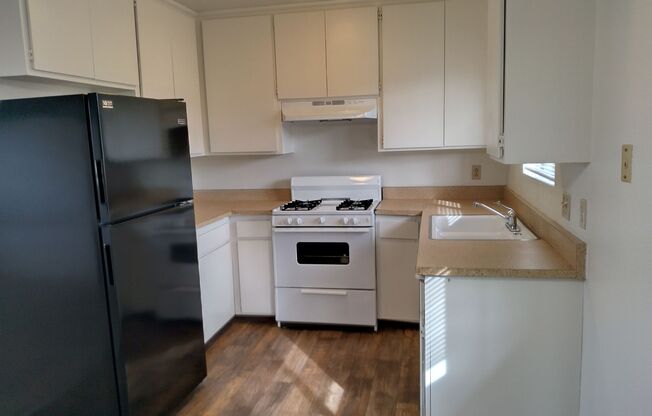 2 beds, 1 bath, $1,200, Unit 6587 Sunset A