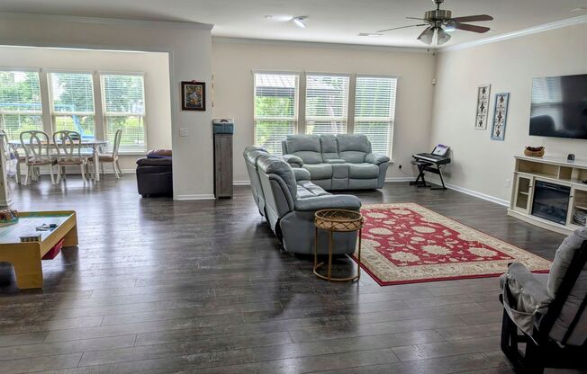 Beautiful home located in Chapel Cove subdivision 5BR/3BA
