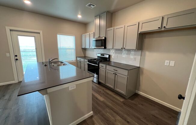 Stylish Townhomes with Washer/Dryer Included!