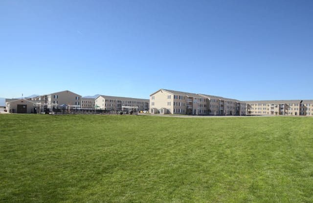 Amazing Lawn Recreation Area at Van Horne Estates Apartments, El Paso, TX