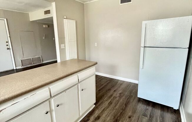 2 beds, 1 bath, 700 sqft, $1,225, Unit 104