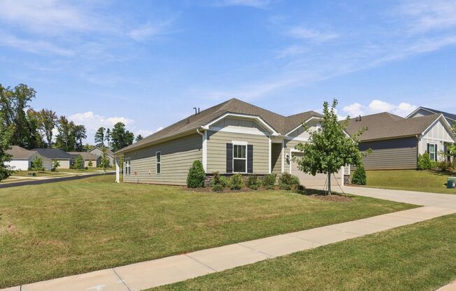 Beautiful 3BR/2BA Ranch Home in The Vineyards on Lake Wylie – 2-Car Garage & Community Pools!