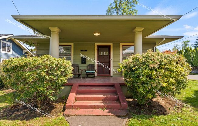4 Bedroom Bungalow Inner Northeast Portland with Lawn Care Included + Solar panels!