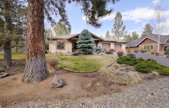 Beautiful home on the golf course at Awbrey Glen