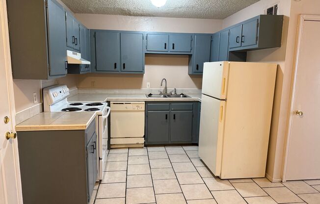 2 beds, 1.5 baths, 1,100 sqft, $930, Unit 8835-B