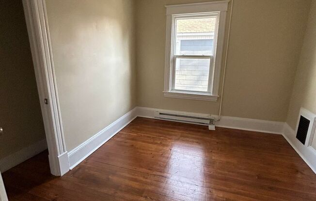 2 beds, 1 bath, 950 sqft, $1,495, Unit 84 Up