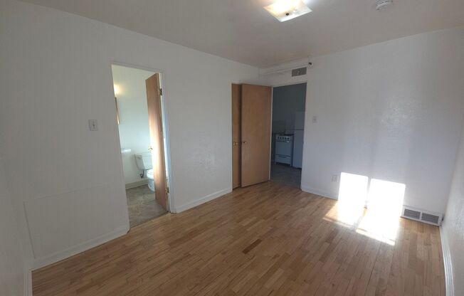 2 beds, 1 bath, $3,000, Unit 7