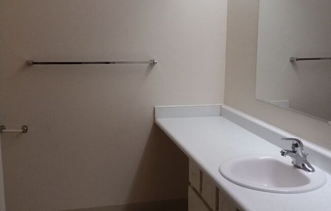 2 beds, 1 bath, 824 sqft, $1,295, Unit 61