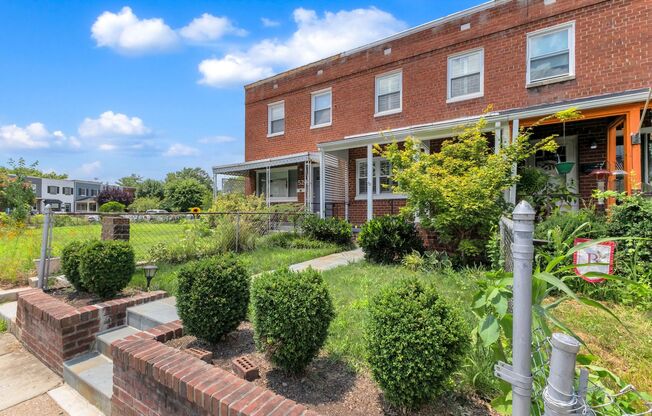 Charming townhome just two blocks from vibrant Mount Vernon Avenue in Del Ray!