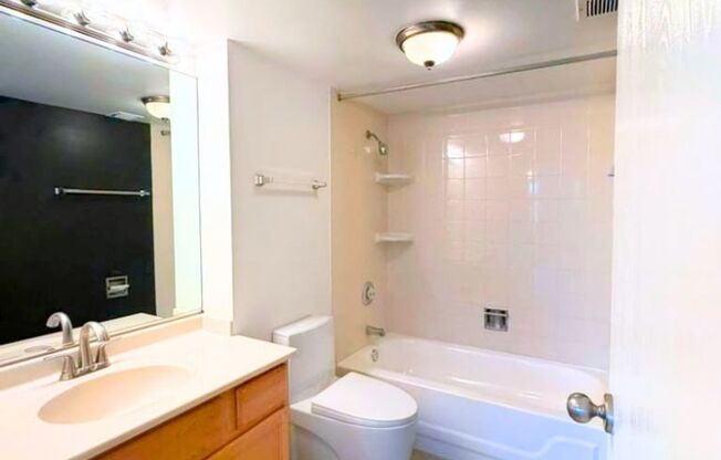 2 beds, 2 baths, 1,039 sqft, $1,935, Unit 606-206