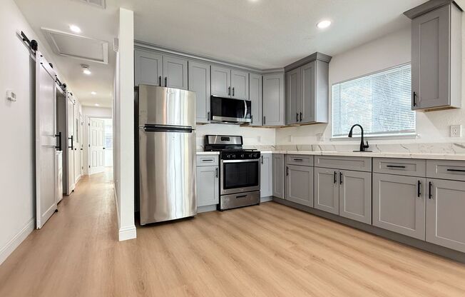 2BD/1BA - Fully Renovated Duplex Unit Near Japantown, In-Unit Laundry + AC