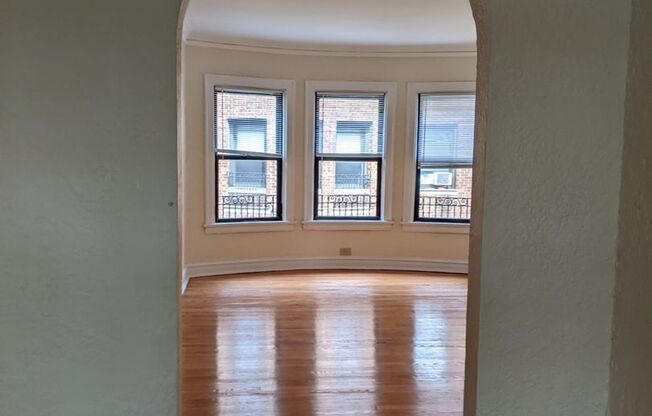 337 - *2554-68 W. Estes Building*