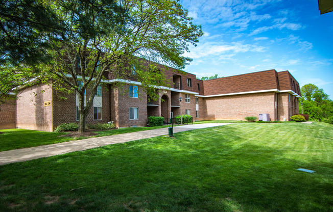 Oakton Park Apartments Building Exterior 38