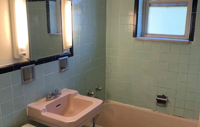 2 beds, 1 bath, $1,700, Unit 217B