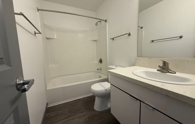 2 beds, 1 bath, 950 sqft, $3,015, Unit D093