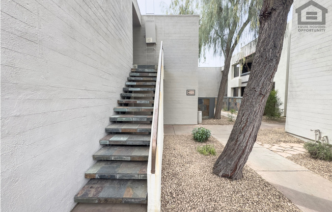 2Bed/2Bath 2nd Floor Condo at Hayden/Indian School Rd!