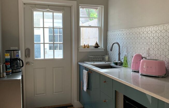 Charming 1 bdrm 1 bath lower level Manitou Springs Apartment