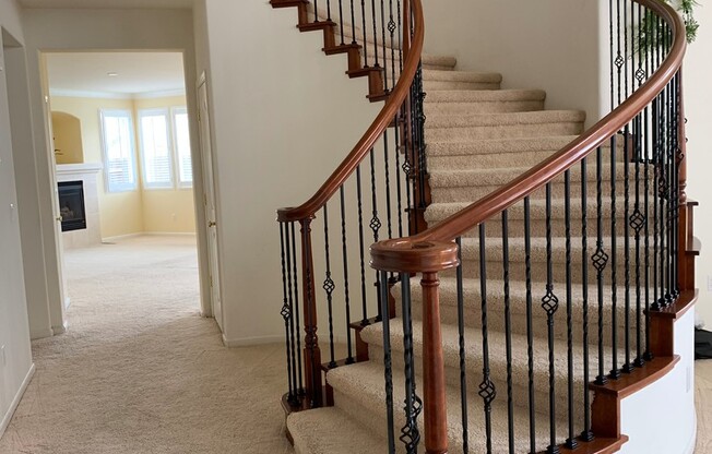 One Of A Kind - North Natomas 5/4 with FULL In-law Quarters (PLEASE READ ENTIRE AD BEFORE CALLING AGENT FOR A VIEWING)