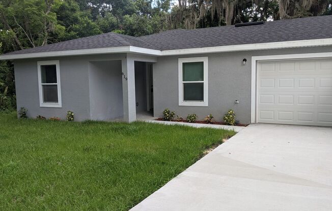 HALF OFF 1st MONTHS RENT - Ask about our MOVE IN SPECIAL!!!  3 Bedroom 2 Bath Duplex w/ Single Car Garage in Mt Dora