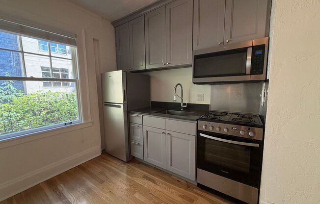 Studio, 1 bath, 320 sqft, $1,149, Unit 05