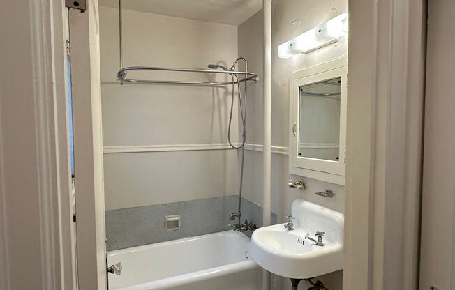 Studio, 1 bath, 290 sqft, $995, Unit 305