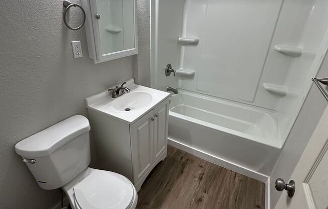 $875- 2 bed 1 bath - Beautiful Duplex Accepting Housing Vouchers