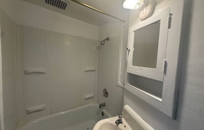 1 bed, 1 bath, 600 sqft, $850, Unit 5