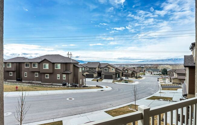 3 beds, 2.5 baths, $2,200